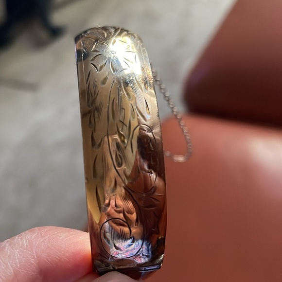Vintage gold plated etched floral hinged bracelet - Picture 13 of 14